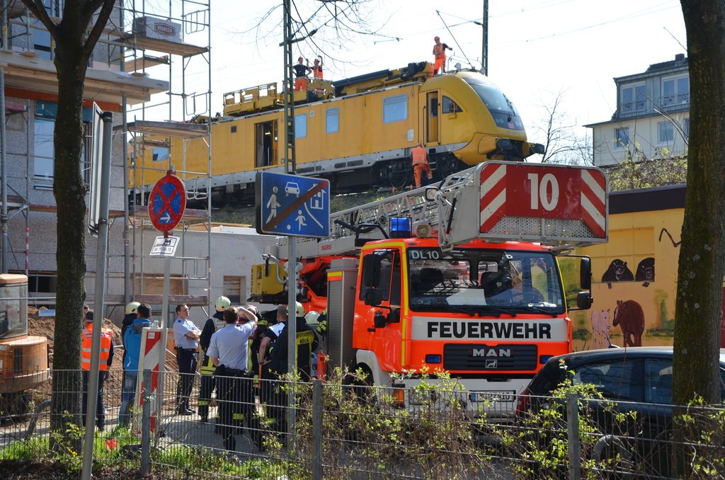 Einsatz BF Koeln Kran beruehrt Oberleitung DB Koeln Gremberg Taunusstr P095.JPG